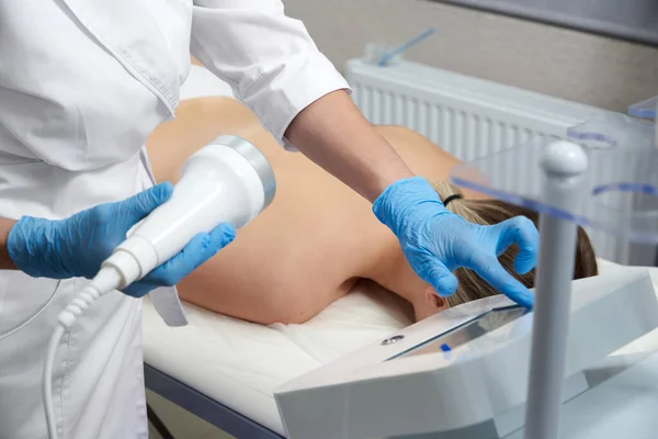 Cosmetologia de hardware. Jovem mulher recebendo tratamento de beleza no salão de spa — Fotografia de Stock