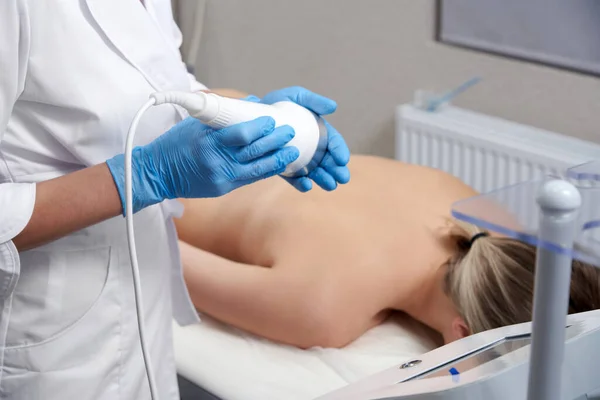 Cosmetología de hardware. Mujer joven recibiendo tratamiento de belleza en el salón de spa — Foto de Stock