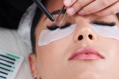 Kirpik uzatma prosedürü. Uzun kirpikli kadın gözü