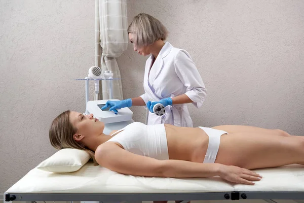 Cosmetología de hardware. Mujer joven recibiendo tratamiento de belleza en el salón de spa — Foto de Stock