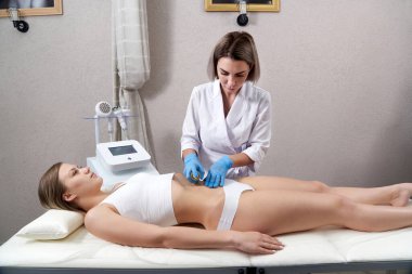 Donanım kozmetolojisi. Genç bir kadın güzellik salonunda güzellik tedavisi görüyor.