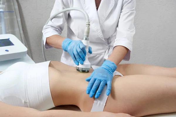 Cosmetología de hardware. Mujer joven recibiendo tratamiento de belleza en el salón de spa — Foto de Stock