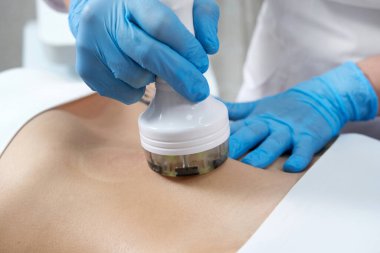 Donanım kozmetolojisi. Genç bir kadın güzellik salonunda güzellik tedavisi görüyor.