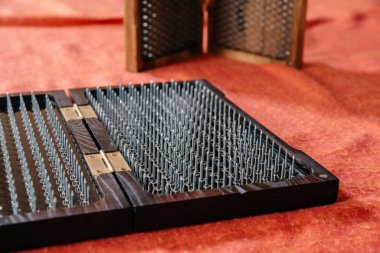 Keskin metal çivili Sadhu tahtası. Yoga ve sağlık konsepti