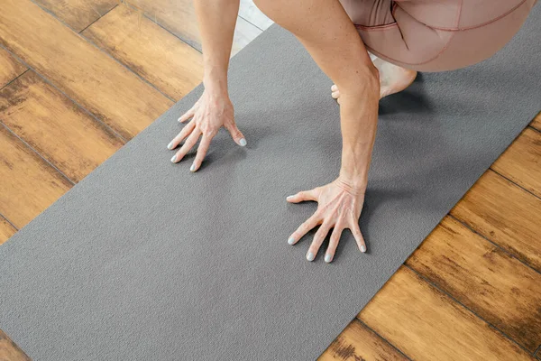 Gesneden weergave van volwassen vrouw doen yoga of pilates op mat — Stockfoto