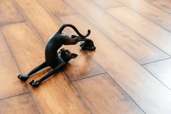 Ceramic black cat figurine bending doing yoga pose — Stock Photo, Image