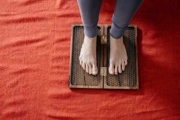 Sadhu kartong med vassa metallspikar. Yoga och hälsa koncept — Stockfoto