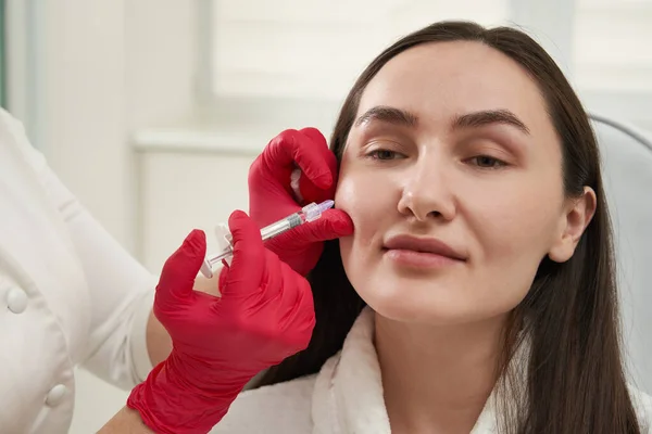 Esteticista haciendo inyección en la cara femenina, primer plano. Procedimiento de biorevitalización. Concepto de cuidado de la piel — Foto de Stock