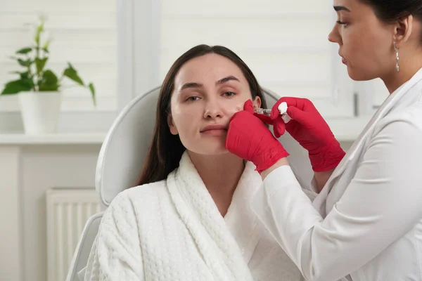 A kozmetikus arcfelvarrásra használja az injekciót. Biorevitalizációs eljárás — Stock Fotó