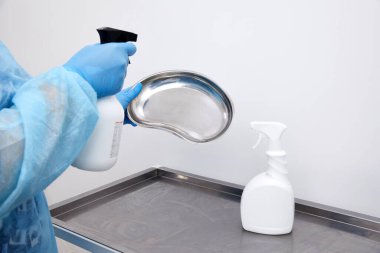 Klinikte tıbbi aletleri spreyle dezenfekte etmek. Dezenfeksiyon kavramı