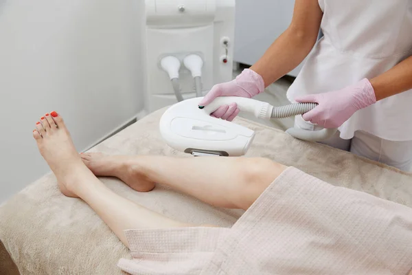 Częściowy widok kobiety otrzymującej laserową depilację nogi w salonie — Zdjęcie stockowe