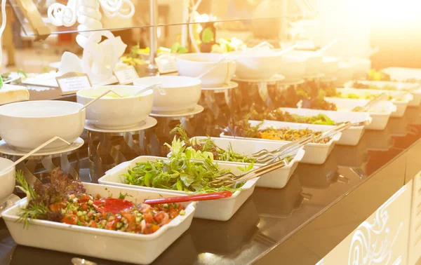 Variedad de ensaladas frescas en un buffet. Concepto de hotel todo incluido o alimentación saludable —  Fotos de Stock