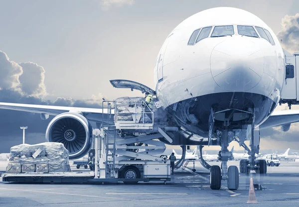 Carga de carga en el avión, imagen en un tono azul — Foto de Stock