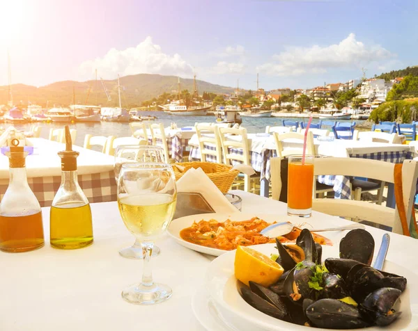 Meeresfrüchte-Abendessen im griechischen Restaurant am Meer in Griechenland bei Sonnenschein — Stockfoto