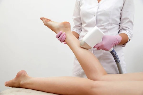 Vista parcial de la mujer que recibe depilación por depilación láser en la pierna en un salón — Foto de Stock