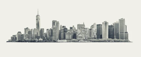 Skyline panorama del centro del Distrito Financiero y el Bajo Manhattan en la ciudad de Nueva York, EE.UU. blanco y negro aislado sobre fondo — Foto de Stock