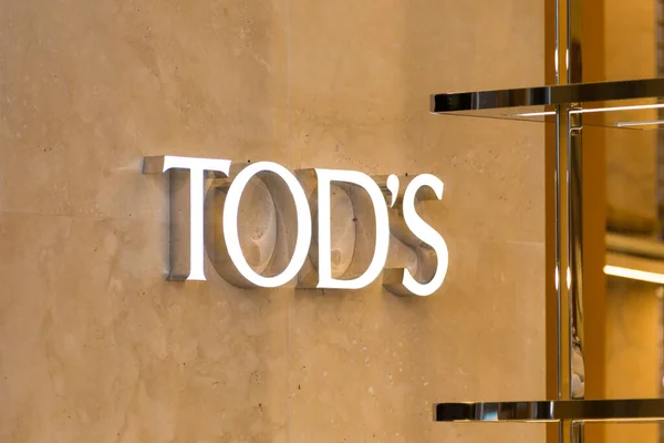NEW YORK, USA - 15 maj 2019: Skylt till Tods butik. Tods Group är ett italienskt företag som tillverkar lyxskor och andra lädervaror — Stockfoto