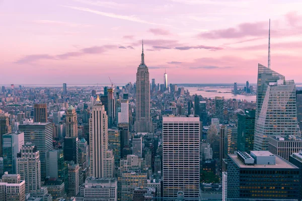 Vue aérienne de la ville de New York la nuit, Manhattan, États-Unis, tonalité magenta — Photo