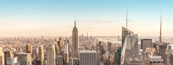 У центрі Манхеттена височіє панорама з хмарочосами і блакитним небом. — стокове фото