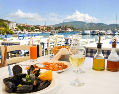 Yunanistan 'ın deniz kıyısındaki Yunan restoranında deniz ürünleri yemeği