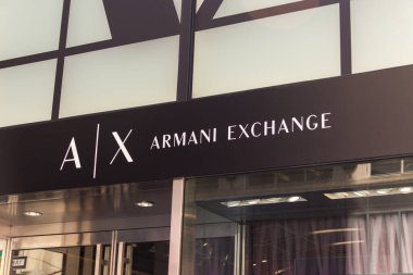 NEW YORK, ABD - 15 Mayıs 2019: Dükkanda Armani Borsa logosu. Armani Exchange, Giorgio Armani 'nin mağaza markası.