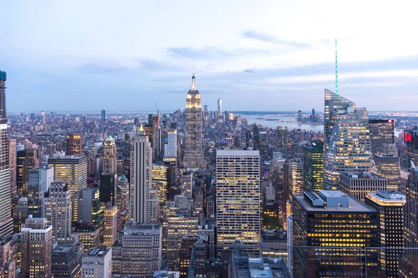 NEW YORK, USA - MEI 15, 2019: Luchtfoto van New York 's nachts, Manhattan, Verenigde Staten — Stockfoto
