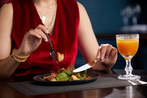 Vue recadrée de la femme mangeant de la salade fraîche pour le déjeuner dans un restaurant de luxe, mode de vie sain, concept de régime alimentaire — Photo
