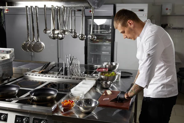 Professionell kock matlagning i det moderna köket i hotellets restaurang, laga räksallad — Stockfoto