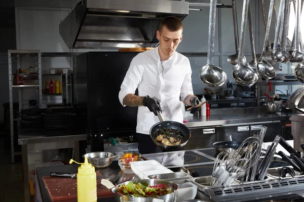 Cozinha Chef na cozinha moderna no restaurante do hotel, preparando salada de camarão — Fotografia de Stock