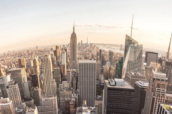 New York City, ABD 'de Manhattan' ın balık gözü manzarası. Gün batımında gökyüzü manzarası. Balık gözü lensi etkisi