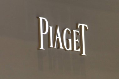 New York, ABD - 15 Mayıs 2019: Piaget logosu New York 'ta bir duvarda. Piaget İsviçreli lüks bir saatçi ve kuyumcu.