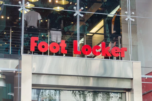 NUEVA YORK, EE.UU. - 15 DE MAYO DE 2019: Logotipo en la parte delantera de la tienda de deportes foot locker en Nueva York. Foot Locker es una tienda de ropa deportiva y calzado estadounidense — Foto de Stock