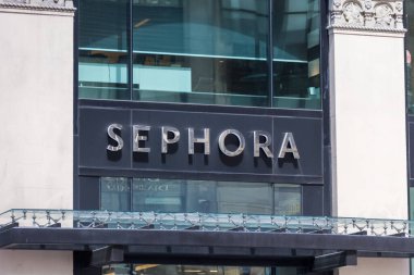NEW YORK, ABD - 15 Mayıs 2019: Sephora mağazasının logosu. Sephora Fransız kişisel bakım ve güzellik zinciridir.