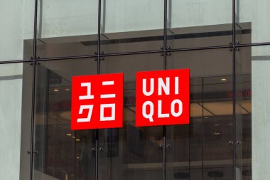 NEW YORK, ABD - 15 Mayıs 2019: New York 'ta bir duvardaki Uni Qlo mağaza tabelasını kapatın. Uni Qlo, Japon giyim tasarımcısı.