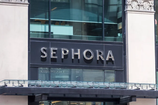 NUEVA YORK, EE.UU. - 15 DE MAYO DE 2019: Logo de Sephora en la tienda Sephora. Sephora es una cadena francesa de cuidado personal y belleza — Foto de Stock