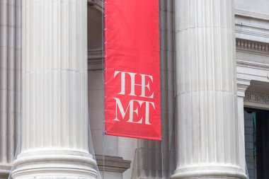 NEW YORK, ABD - 15 Mayıs 2019: Metropolitan Müzesi 'nin dış cephesinin New York City, ABD' deki The Met işareti ve sanat logosu