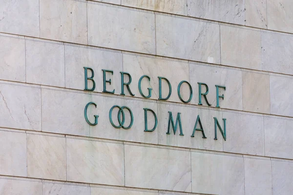 NEW YORK, USA - MAJ 15, 2019: Bergdorf Goodman skylt i New York Manhattan — Stockfoto