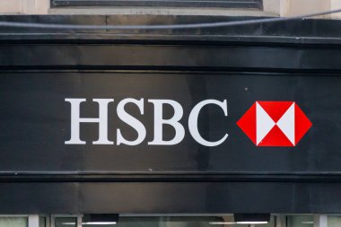 NEW YORK, ABD - 15 Mayıs 2019: New York 'taki bir banka şubesinde HSBC tabelası. HSBC Holding plc dünyadaki toplam mal varlığı bakımından beşinci büyük bankadır.