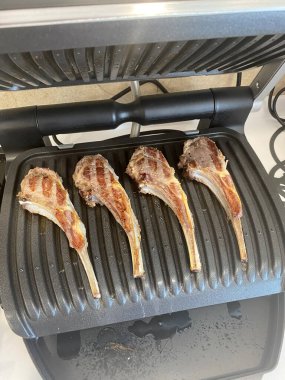 Elektrikli Izgara 'da kızarmış kuzu kaburgası. Üst Görünüm