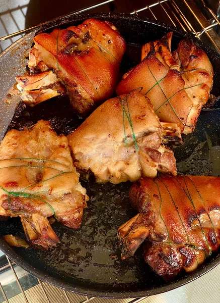 Nudillos de cerdo asados. Plato tradicional alemán en restaurante —  Fotos de Stock