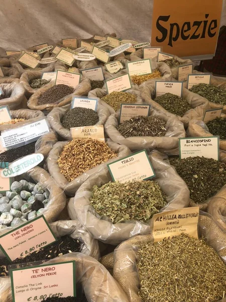 Assorted spices at italian market in the center of Florence, Italy — Stock Photo, Image