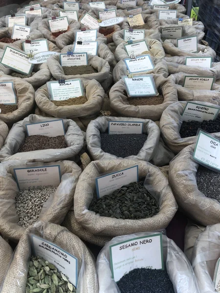 Assorted spices at italian market in the center of Florence, Italy — Stock Photo, Image