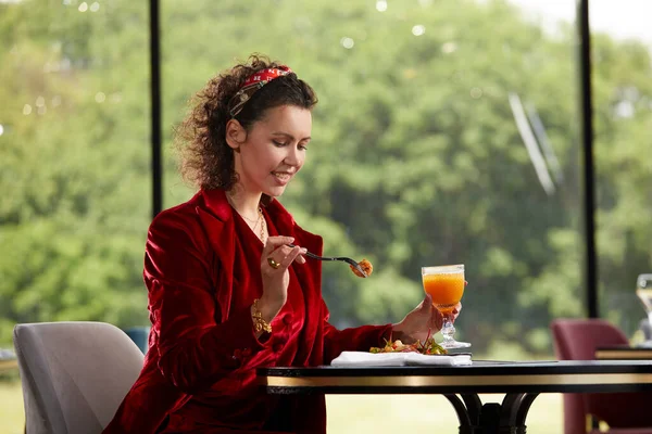 Elegante junge Frau isst Shrimps-Salat zum Mittagessen im Luxus-Hotelrestaurant, Gesunder Lebensstil und Ernährungskonzept — Stockfoto