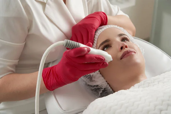 Procédure de levage Rf dans un salon de beauté. Resserrement et rajeunissement de la peau du visage féminin avec séance de lifting RF — Photo