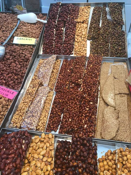 Kandierte und gezuckerte Nüsse auf dem asiatischen Markt — Stockfoto