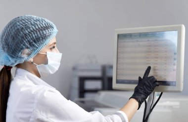 Laboratuvarda çalışan bilim adamı bilgisayar ekranı kullanıyor