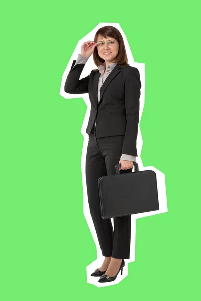 ブリーフケースと黒のスーツに身を包んだビジネス女性。孤立した雑誌形式 — ストック写真