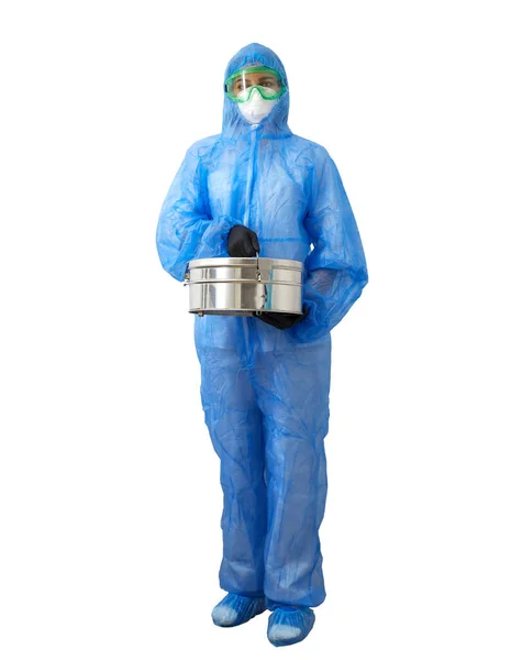 El tecnólogo médico de la atención médica sostiene la caja metálica del esterilizador del autoclave, usando traje protector del PPE, máscara, guantes. Aislado sobre fondo blanco — Foto de Stock