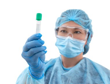 Laboratuvarda araştırma ve analiz yapan bir deney tüpü tutan kadın bilim adamı. Sağlık ve Tıp Konsepti