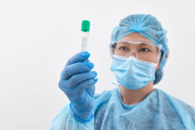 Laboratuvarda araştırma ve analiz yapan bir deney tüpü tutan kadın bilim adamı. Sağlık ve Tıp Konsepti